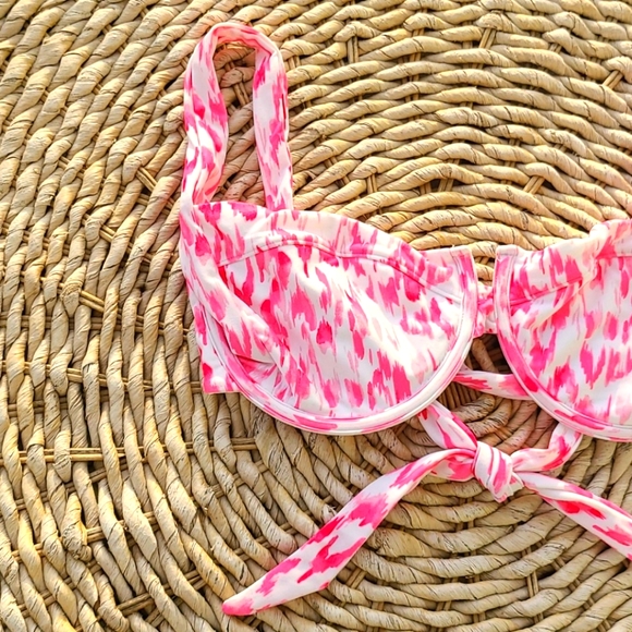 Beach Bunny Bikini top ⛱ - Picture 2 of 6